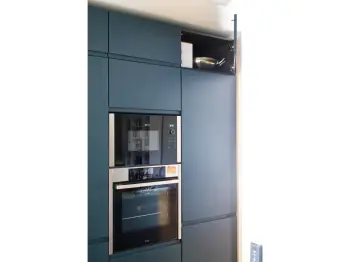 Küchenfront einer modernen Familienküche