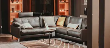 Bequemes Ledersofa in Ausstellungsflaeche bei Moebel Erfurth