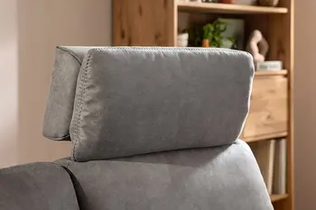 Detailansicht von variabler Kopfstütze eines grauen Sofas.