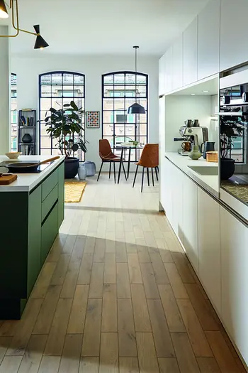 Moderne Designküche mit Kücheninsel in waldgrün.