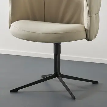 Drehgestell in schwarzem Metall von Esszimmerstuhl mit beigem Lederbezug.