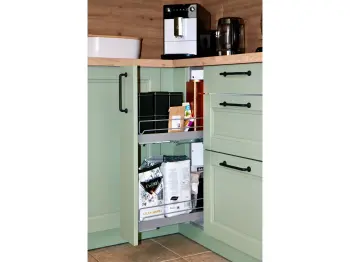 Schränke in einer salbeigrünen Küche