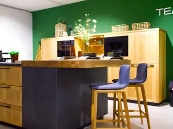 Massivholzküche vom österreichischen Hersteller Team 7 mit Kochinsel und Sitzbar