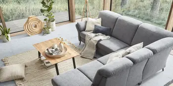 wohnzimmer-modern-einrichten-teaser-2_natura_stonington_country_milieubild.jpg