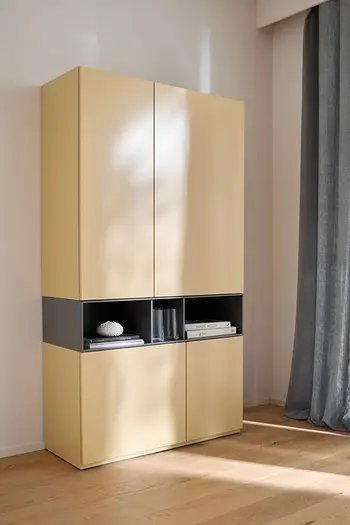 Minimalistisches Highboard in den Farben Mandelgelb und Grau in hellem Wohnzimmer.