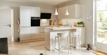 Moderne weisse Familienküche mit Küchentresen und Barhockern.