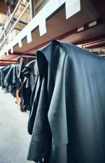 Bilder aus einem Lager mit mehreren Lederstapeln.