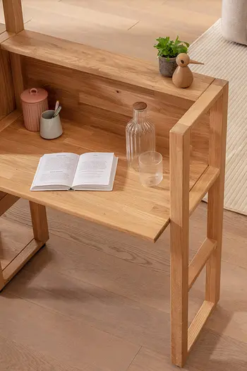 Kleiner Schreibtisch, integriert im Raumteiler aus Eiche für Home-Office.