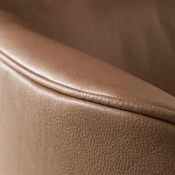 Nahaufnahme der Naht der Armlehne eines braunen Design Relaxsessels in Leder.