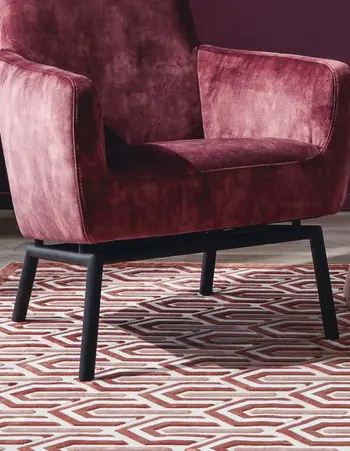 Sessel mit Samtbezug in Beere und schwarzen Füßen.