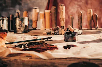 Stoff und Werkzeug auf einem Tisch in einer Polsterei