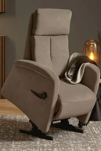 Relaxsessel mit braunem Bezug, bei dem die Aufstehhilfe aktiviert ist.