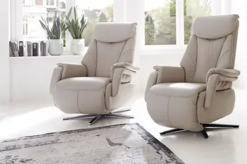 Zwei beige Relaxsessel mit Sternfuß.