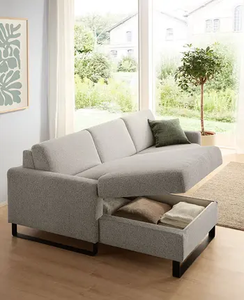 Schlafsofa mit extra Stauraum im Longchair für Decken und Kissen.