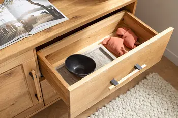 Schublade eines Sideboards aus Massivholz mit Softclose-Mechanik.