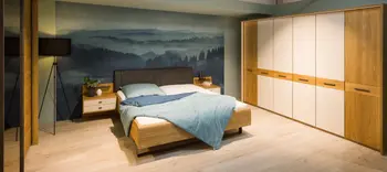 Schlafzimmer in Möbelausstellung, Doppelbett aus Holz mit Kleiderschrank aus Holz und Schiebetüren