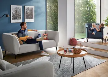 Die Couch ist das Herzstück des Wohnzimmers.