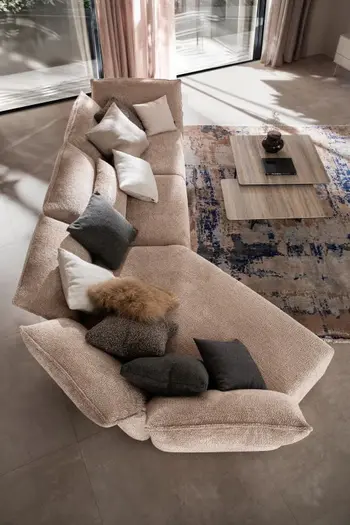 Beiges Trapezsofa von oben.