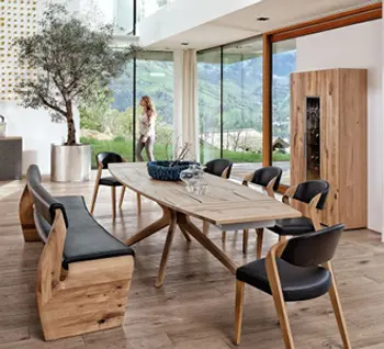 Tolles Esszimmer mit Massivholz Esstisch und Stühlen