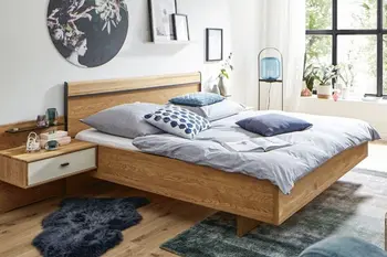 Bett aus Massivholz, mit dazu passender Nachttischkonsole mit weißer Schubladenfront.