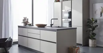 Zwei personen in einer ergonomischen Küche