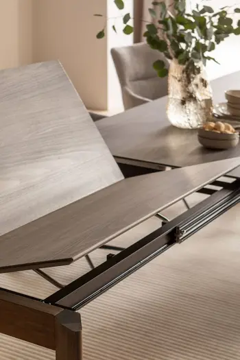 Esstisch aus massiver Buche, der durch die Butterfly Funktion verlängerbar ist.