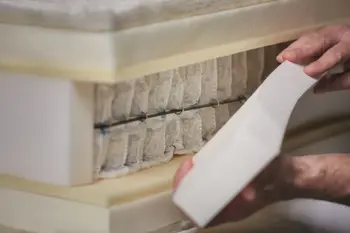 Schritt in der Produktion einer Matratze, bei dem die Federung der Matratze sichtbar ist und das Seitenteil angebracht wird.