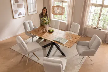 Helles Esszimmer mit großem Esstisch und sechs modernen Esszimmerstühlen in beigem Stoff.