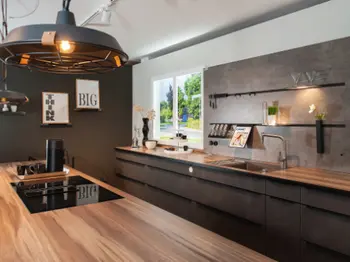 Dunkle Küche im Industrial Stil