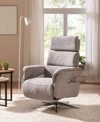 Relaxsessel in grauem Stoff mit schwarzem Sternfuß. 