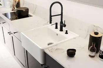 Bündig eingebauter Spülstein mit schwarzer Armatur.