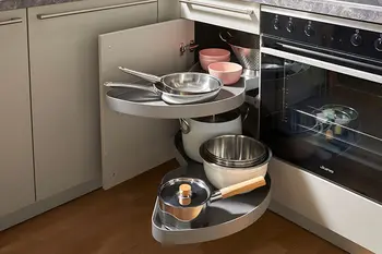 Eckschrank in Küche mit Auszug.