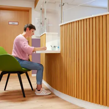 Ansatztisch für Patienten, Aufnahmebereich zum Ausfüllen der Formulare