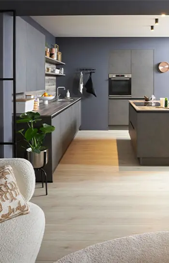 Küche in Beton Optik mit Kücheninsel.