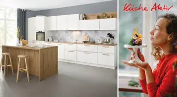 Helle Küche mit weißen Fronten und Holzelementen