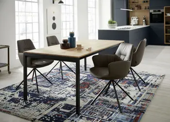 Modernes Esszimmer mit einem Holzesstisch und bequem gepolsterten Schalenstühlen mit grauem Lederbezug und schwarzem Fußgestell.