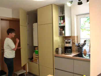 Frau Möwe steht in Ihrer farbenfrohen, grifflosen Küche