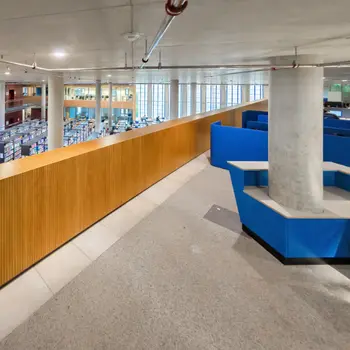 Tresen und holzvertäfeltes Brüstungsgeländer in der Unibibliothek Magdeburg