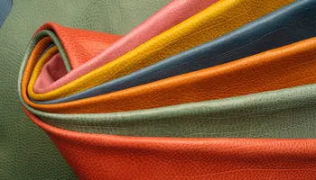 Gerollte Lederstücke in bunten Farben aufeinandergelegt