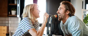 Frau füttert Mann mit Essen