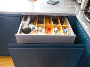 Schublade in einer Familienküche