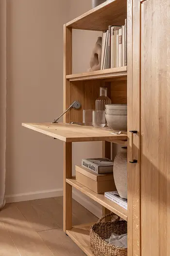 Wohnwand Eiche Massivholz mit Deko, Bücher und Geschirr.