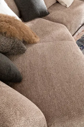 Sitzfläche eines beigen Sofas in Trapezform.