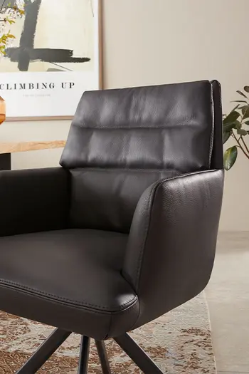 Schwarzer Design Armlehnstuhl aus Leder mit schwarzem Gestell.