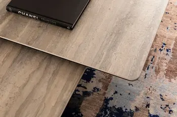 Nahansicht der versetzten Tischplatten eines beigen Keramik Couchtisches.