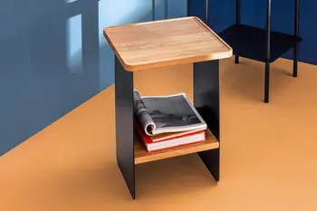 Beistelltisch OLAI von RAM.FREUNDE aus schwarzem Metall mit Eicheplatte in Interior mit blauer Wand und gelbem Boden