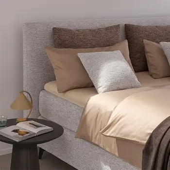 Hellgraues Design Polsterbett in Nahansicht. 