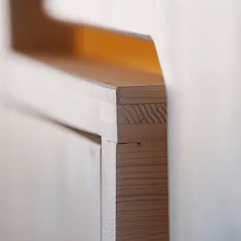 Detailaufnahme des Einbauschranks unter der Hochebene im Kinderzimmer, Kiefer Dreischichtplatte