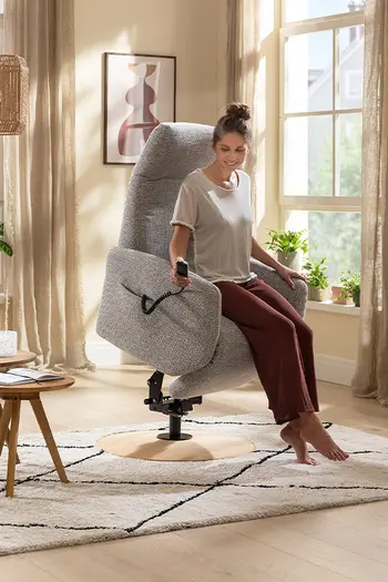 Grauer Relaxsessel mit Aufstehhilfe.