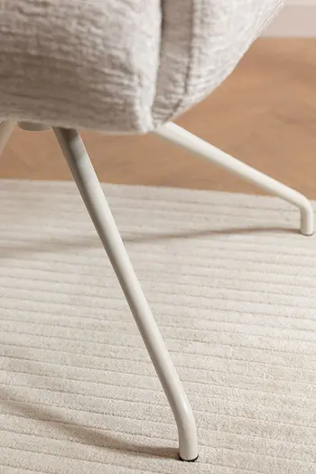 Metallgestell in beige eines Polsterstuhls in beigem Stoff fürs Esszimmer.